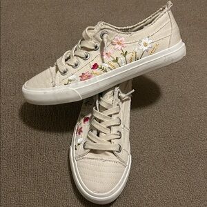 NWOT Blowfish Ivory / Tan Embroidered Flowers Canvas Slip on Sneakers size 7.5 M